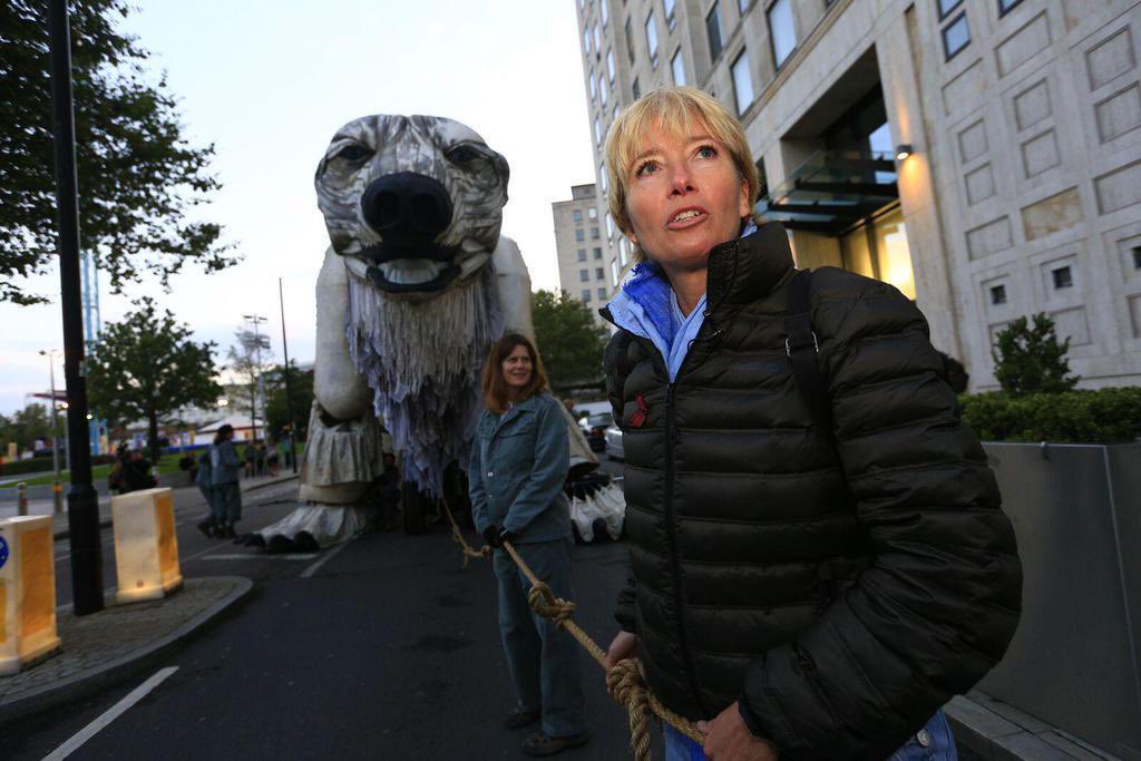 Emma Thompson protesting against the oil giant’s Arctic activity in front of the HQ of Shell.