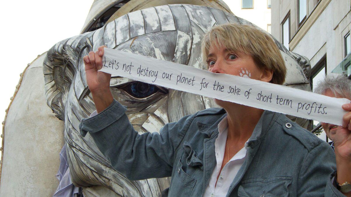 Emma Thompson protesting against the oil giant’s Arctic activity in front of the HQ of Shell.