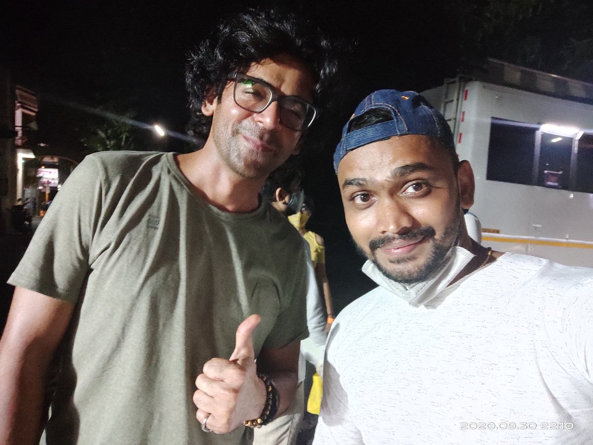 anchor_shravan's tweet photo. जबरा फैन ❤
On Shoot Set Gangs Of Filmistaan With Idol @WhoSunilGrover Ji😊
#fanmoment #bigfan #fanfollowing #FanFollower #LoveRespect #lovesunilgrover https://t.co/bjzIeZTmHa