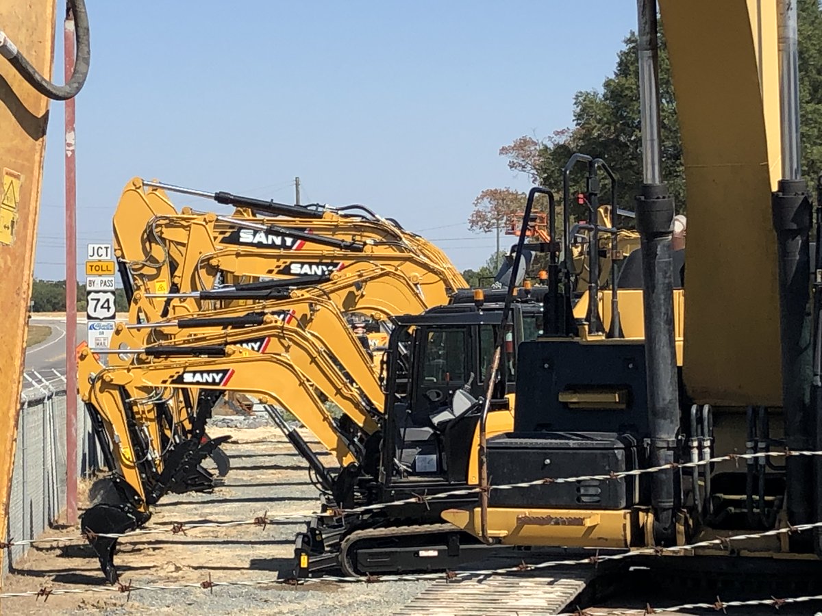 Lined up and ready to roll.  Who could use one of these on their jobsite?

#sanyamerica #morethanamachine #earthmover #ironpeddlers