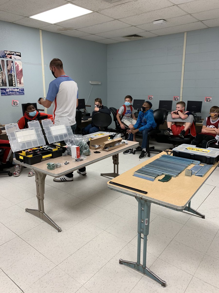 Henson18Renee's tweet photo. Students in Mr. Dement’s Automation and Robotics class are using materials to create their own gear mechanisms. #PLTW #SJHS #WeAreSikeston https://t.co/gRjNrIBUdY
