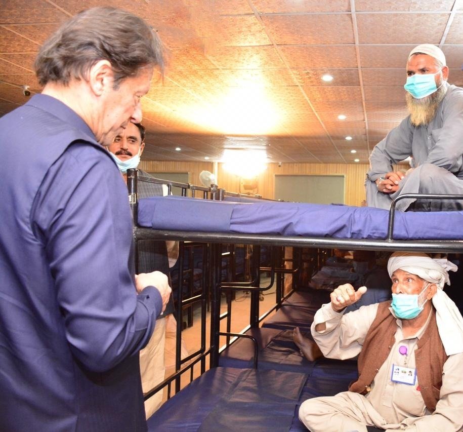 KingSiasi's tweet photo. #PM_Imran_Khan Visited #Panagahs and #Langar_Khanas in Islamabad as PM directed the Concerned Authorities to Ensure Observance of #Quality_Standards there to Serve the down-and-out People without hurting their #Dignity.
#EhsaasByPMIK
#PovertyEradication
#PakistanZindabaad🇵🇰 https://t.co/bVOJtpN3el