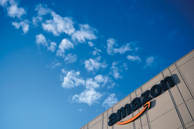 CrainsNewYork's tweet photo. Amazon has inked yet another massive lease on Staten Island @amazon @Eddie_Small https://t.co/FG4I1ACKG2 https://t.co/5rNZnw4i5Q
