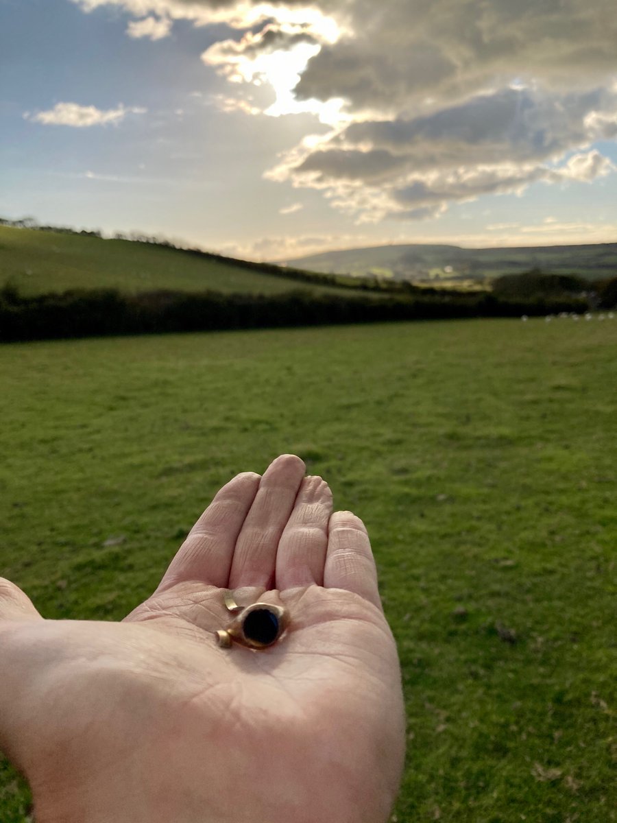 foundbysound's tweet image. Late afternoon hunt &amp;amp; what a beautiful evening. Broken gold 9ct ring found on an old path