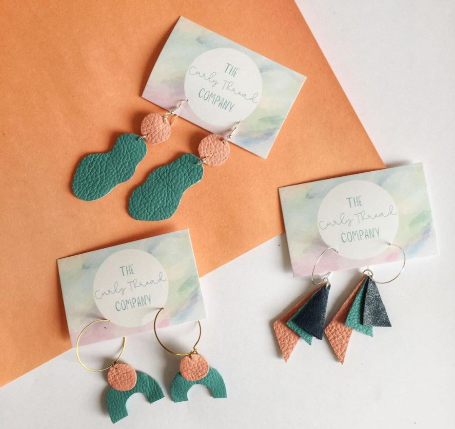 CurlyThreadCo's tweet photo. #IndieRollerChristmas online market is in full swing! Just under an hour left people! 

The first 3 purchases from my Etsy shop tonight will receive a pair of my not-yet-released re-purposed leather earrings 🌟 https://t.co/YN4inGCUrA