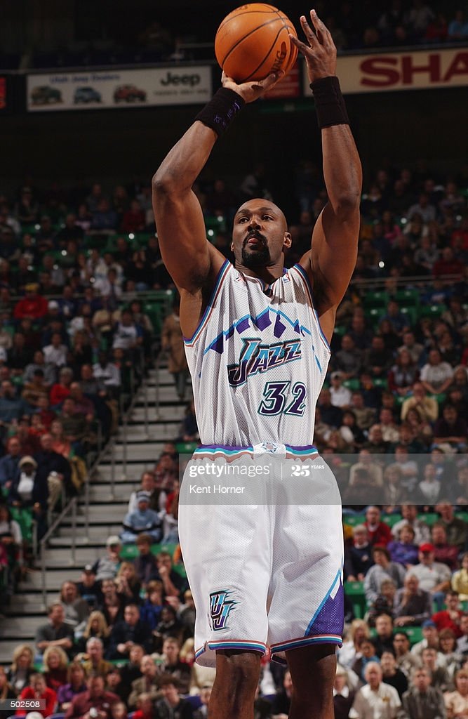 Pettit's best modern comp is probably Karl Malone.Career per 36 MP stats, ADJUSTED FOR ERA:TS%, R/G, A/G, P/G Player.573, 9.9, 2.9, 23.7 Pettit.568, 10.1, 3.4, 25.1 MaloneSimilar numbers, but Malone a little better. Plus, Malone played 1476 games vs. Pettit's 792.