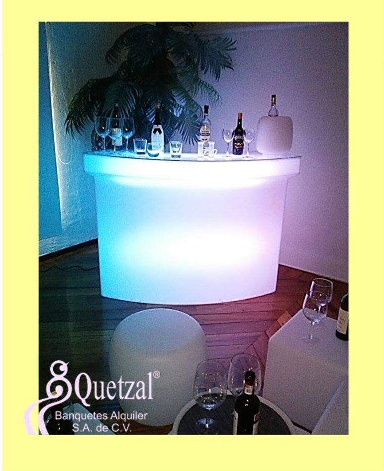 Barra iluminada para tus eventos... 🥳🤩😁 Cotiza con nosotros, y sigue nuestras redes sociales, facebook e instagram, página web #Quetzaleventos