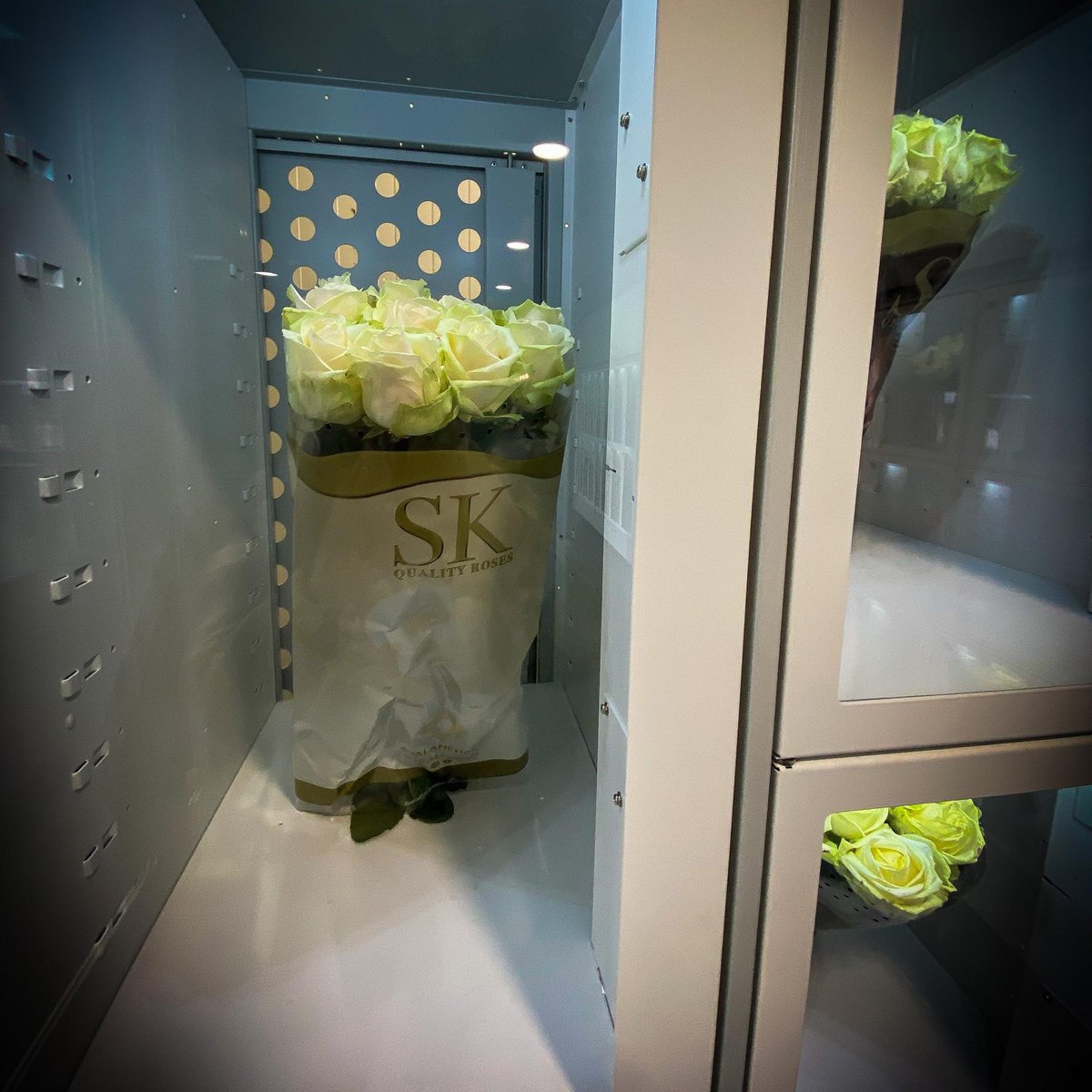 sk__roses's tweet photo. Met trots presenteren wij onze nieuwe SK Rozenshop. Wat vindt u van het resultaat? U bent vanaf vrijdag van harte welkom om op veilige afstand een kijkje te komen nemen.🌹😊 #skroses #Avalanche #rozen #tekoop #westland #delier #verserozen https://t.co/Ypc2pipwq0