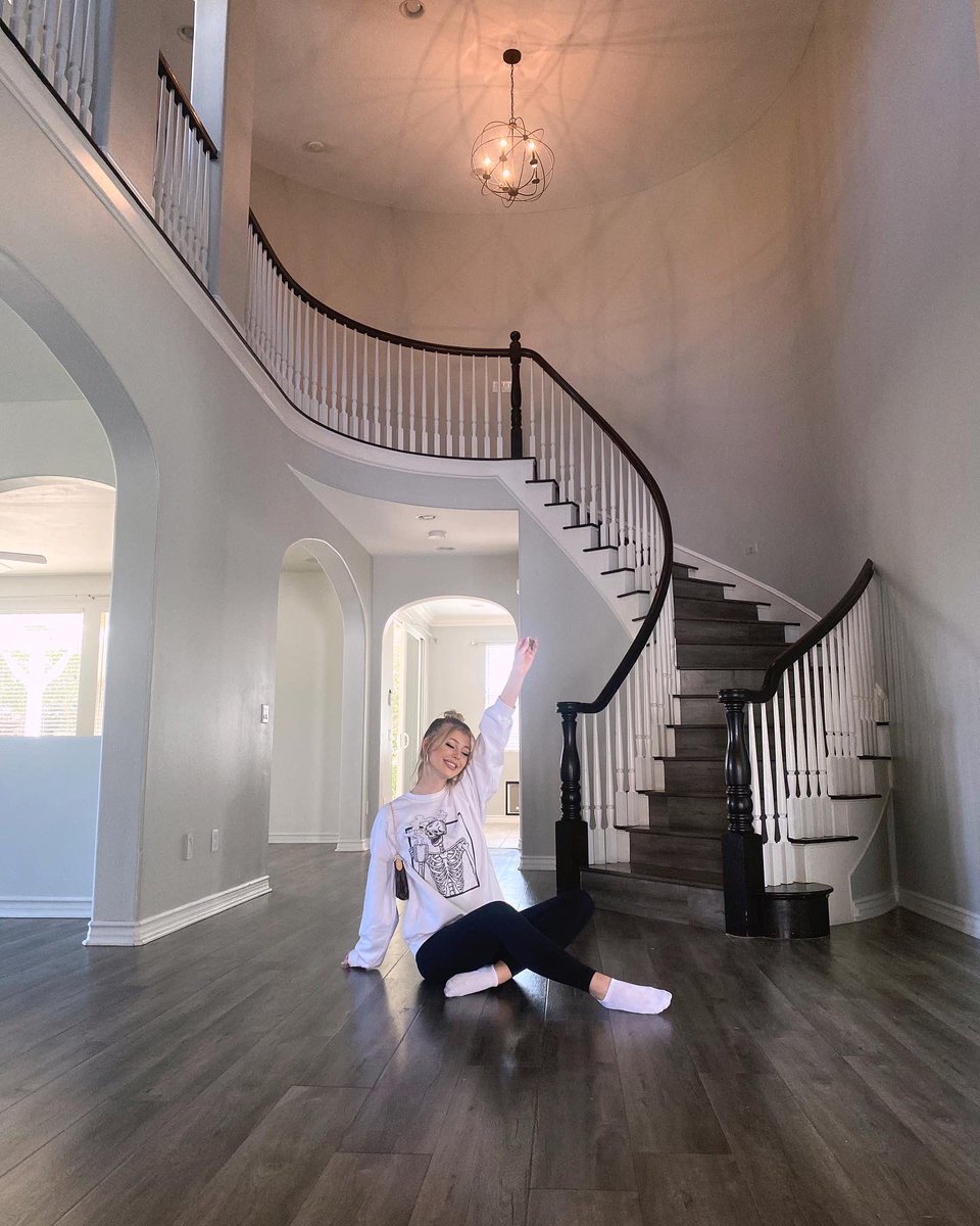 iamlorengray's tweet image. officially bought my first house. can’t stop crying. so grateful.
