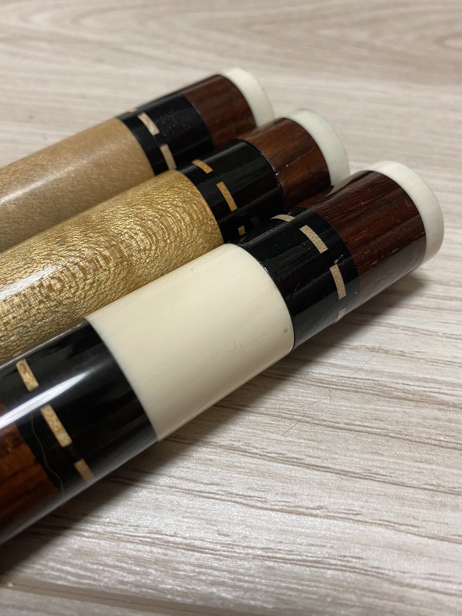 お気に入りのjoint protectorです。
バットに合わせてBrazilian Rosewoodの無垢材3本購入して1番色が近い奴使って作りました。バットの色ともバッチリ合ってます。象牙の蓋も付けて高級感を出しつつクラシカルな仕上がりで満足度高めです。Brazilian Rosewoodは削るとホント甘く良い匂いがします。