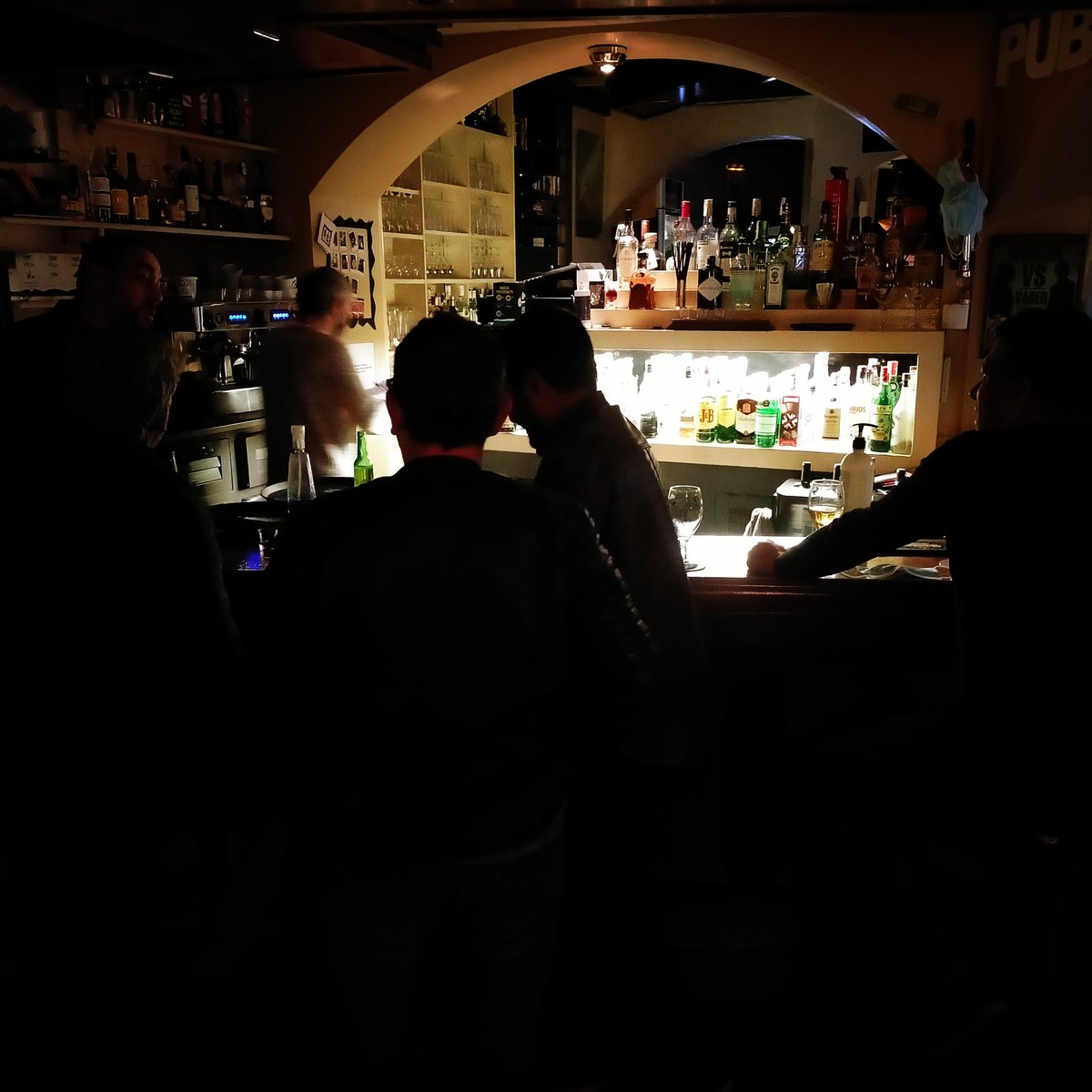 Guardo una botella en la despensa
Guardo, sin tocar, las ganas de volar
El viento, cuando silba, tararea una promesa
Serán noches distintas

A les 00h tanquem.
Tornem quan ens deixin!
Salut!