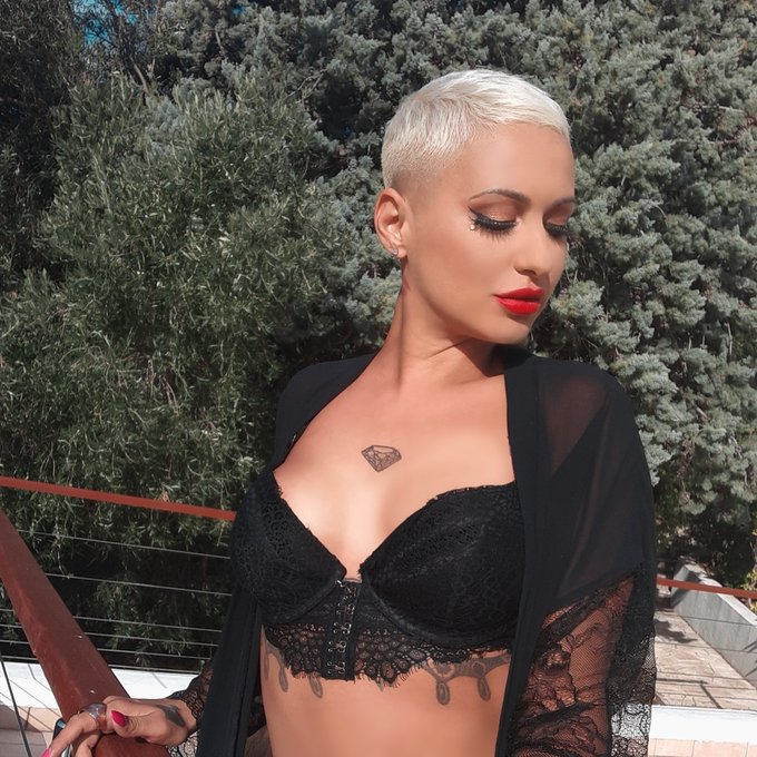 Petit selfie 💋  tournage Film canal+   on est bien &agrave; st Tropez,   a suivre ... https://t.co/DNxcnf9u<a href="/tag/covid_19"class="tags"><span>#covid_19</span></a>