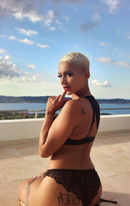 Petit selfie 💋  tournage Film canal+   on est bien &agrave; st Tropez,   a suivre ... https://t.co/DNxcnf9u<a href="/tag/covid_19"class="tags"><span>#covid_19</span></a>