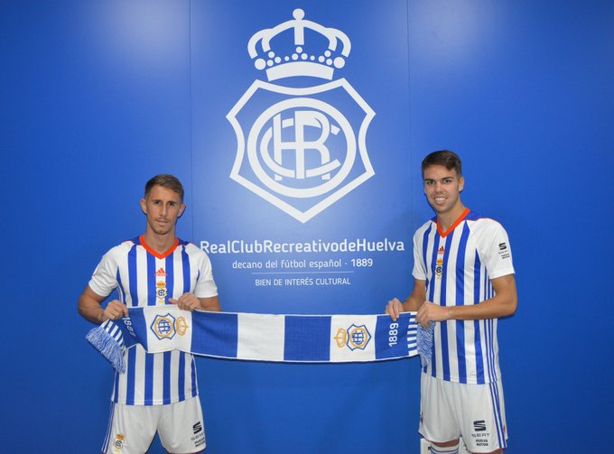 Szymanowski y Dani Molina posan con la bufanda del Recre en su presentación (Foto: Recre).