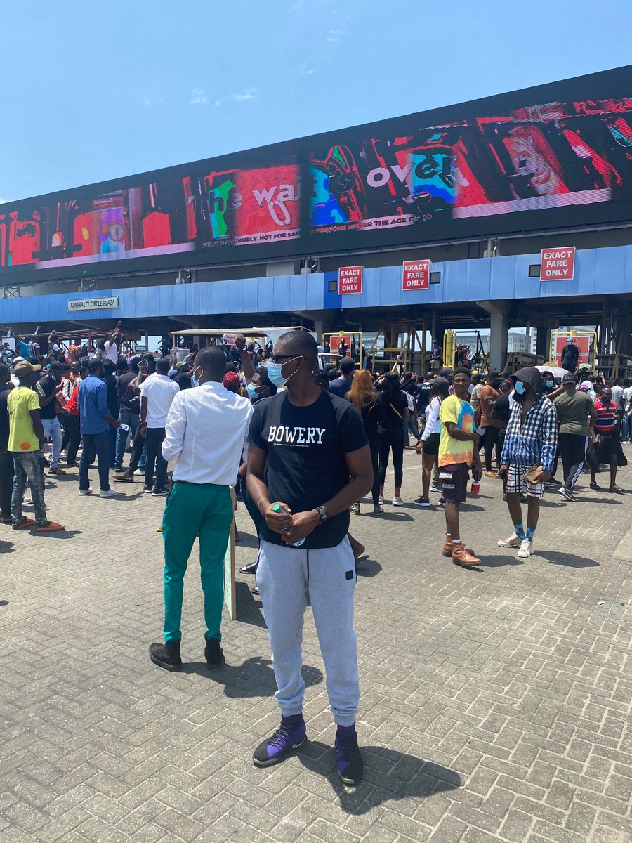 MBegry's tweet image. Tweet from Osaze (@sazeeGold) Osaze (@sazeeGold) Tweeted:
Earlier today.. What a time to be alive!!! #EndPoliceBrutalityinNigeria #EndsSARS #EndSWATNow