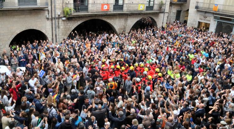 ANC_Bombers's tweet photo. ⚠️El jutjat d'instrucció núm. 2 de Girona ha citat a declarar tots els bombers del Parc de Girona q en teoria haurien d'haver estat de guàrdia el 2/10/2017 en relació a la concentració q va haver-hi a la Plaça del Vi el mateix dia. 
La repressió no s'atura, la solidaritat tampoc! https://t.co/fyLdnoAkUH