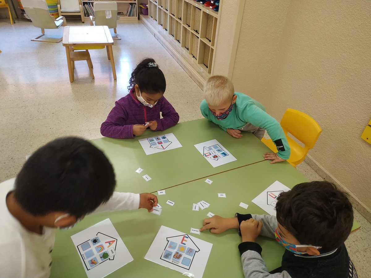 EscolaGayarre's tweet photo. Malgrat no poder fer tallers barrejats amb l'alumnat d'altres cursos, avui els nens i nenes de 1r han après moltíssim fent racons de llengua dins del seu grup bombolla. El més important... com han gaudit fent-ho. 😊 https://t.co/pc4RxTHS3V