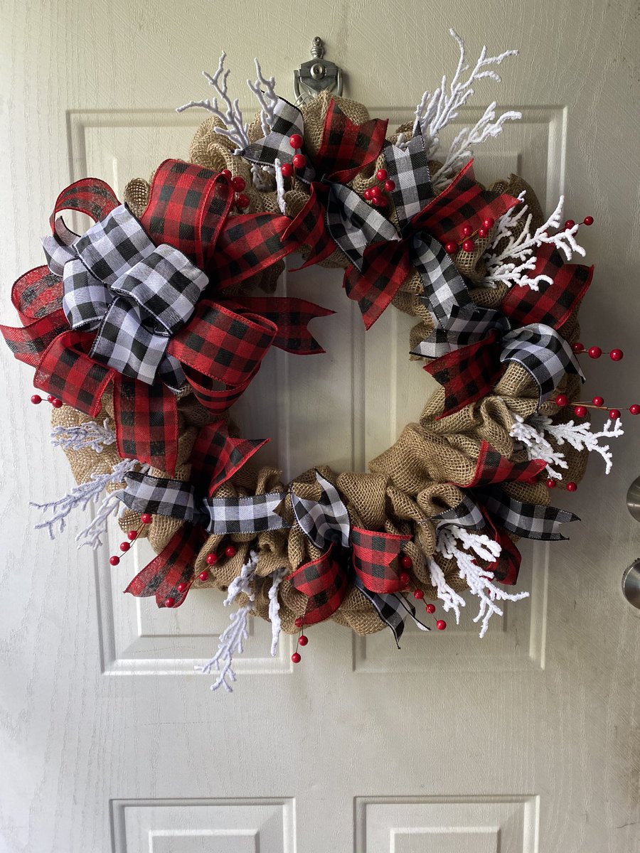 MckinneyDelaney's tweet photo. message me for a wreath!! ❤���❤️❤️ I can do any wreath you’d like!! a simple rt will help get the word out and help my small business grow!!! https://t.co/hJaKLwnBk8