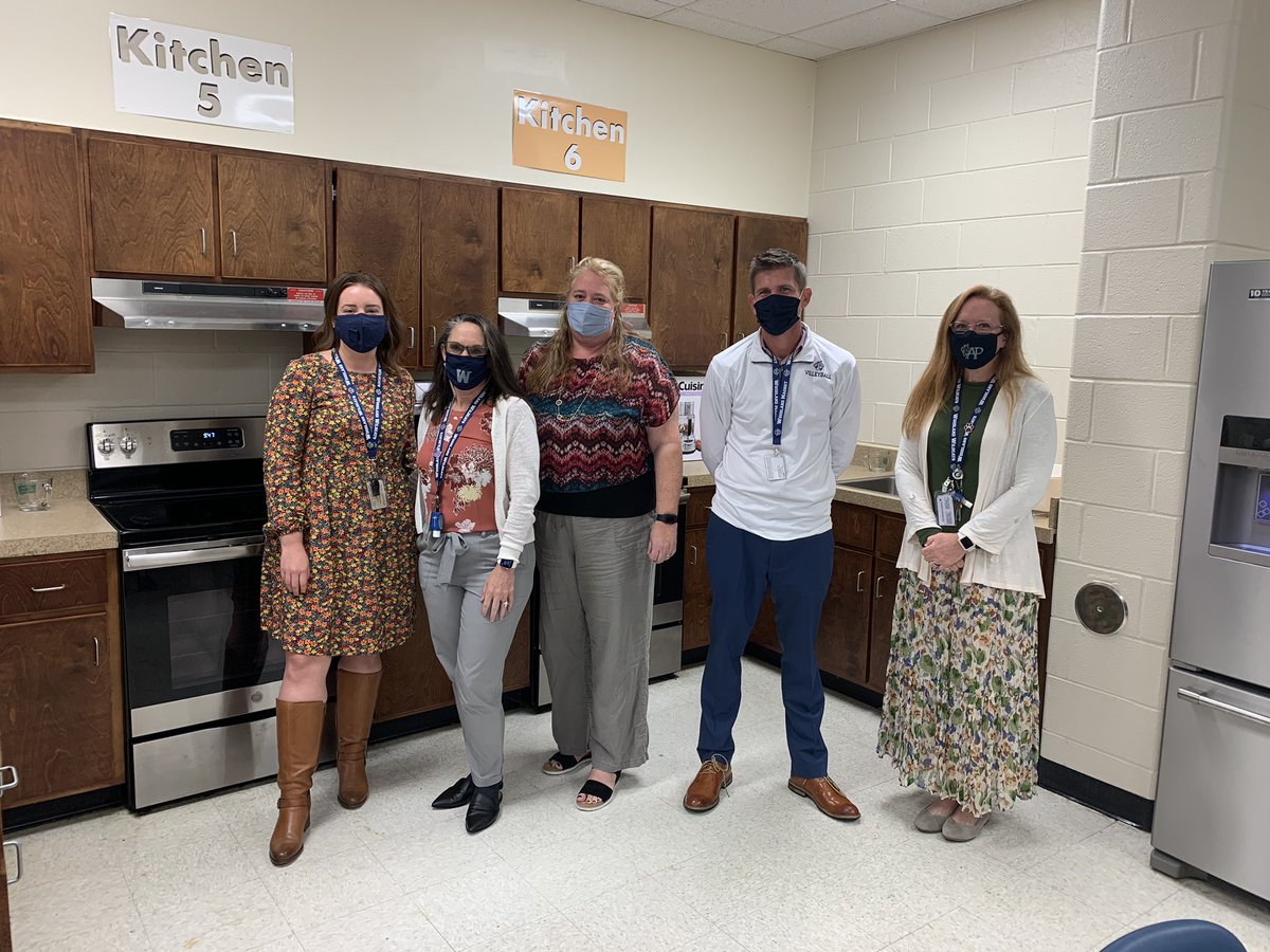 WHSCartersville's tweet photo. Coach Beard-Arndt was recognized by @bartowschools for her work with students with exceptional needs. We are so lucky to have her as a teacher and coach at Woodland! https://t.co/itW3hhzCQ1