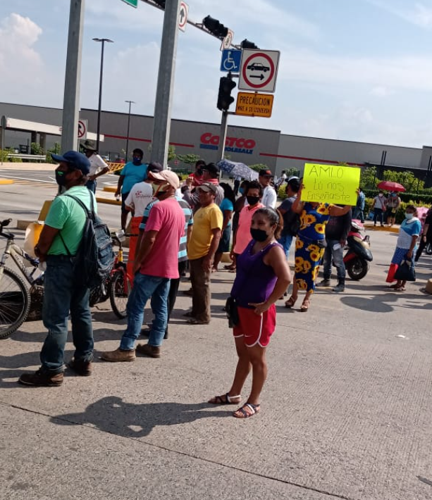 xevtfm's tweet photo. ⚠️ #Alerta ⚠️ Habitantes de #Curahueso, ahora bloquean sobre Periférico #CarlosPellicer, a la altura de #Costco https://t.co/e98pa9fxxi