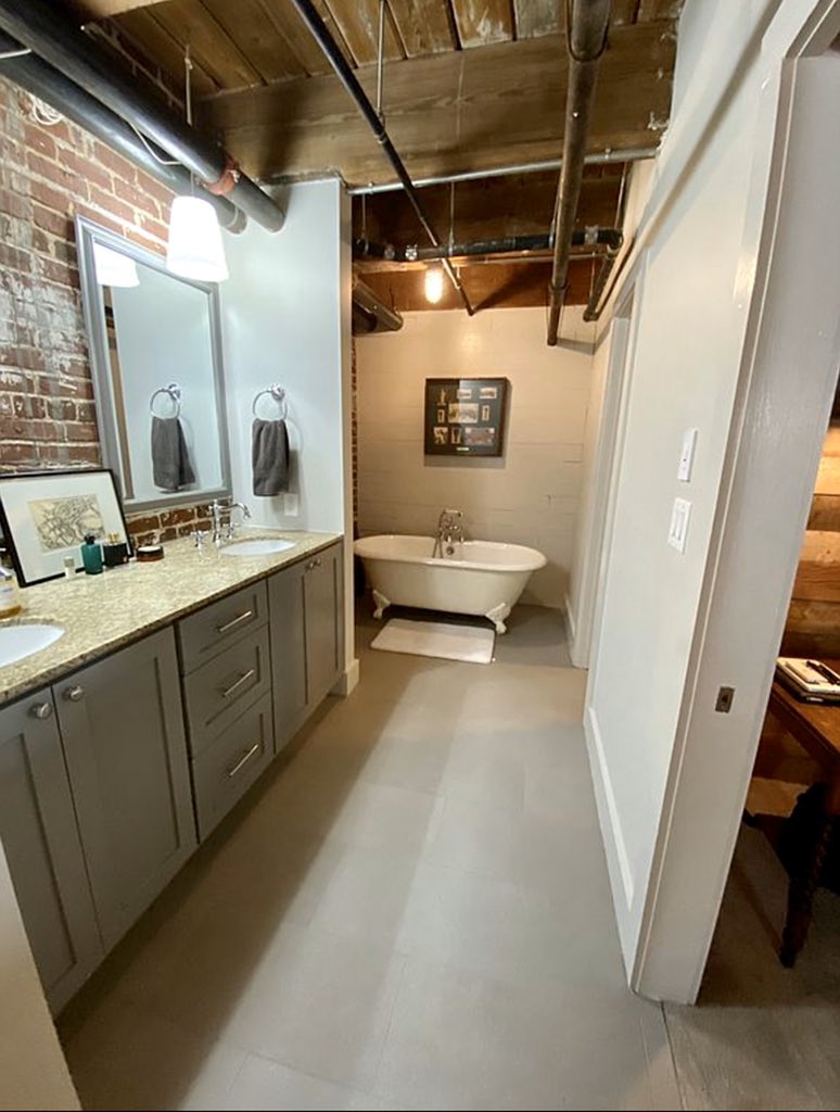 1KSlack's tweet photo. 24ft Ceilings always makes a loft stand out! Aren’t you ready to move in? https://t.co/MFR8dFnFi5