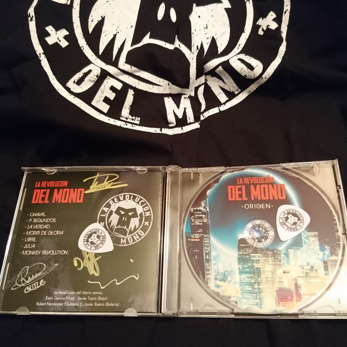 rockeando7's tweet photo. Hoy nos llega el regalo que nos hace @RevolucionMono, camiseta, disco firmado y dos púas más para la colección. Gracias!!!
#MonkeyRevolution #origen https://t.co/BRJyz01nda