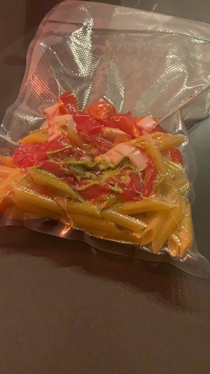 apuntolibreria's tweet photo. Llevamos semanas de pruebas y no acaba de salir.¿Se puede cocer pasta con su salsa al #vacío? Expertos de la alta cocina, donde está el secreto? #desastreenlacocina #pruebaerror #loconseguiremos https://t.co/tyF5yglThz