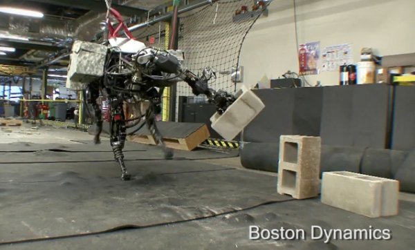 HumourPortugals's tweet photo. Un Robot lanceur de parpaings ?Eh oh ! Les portugais, on a une réputation à défendre!😡😂 https://t.co/42dURk5k3o