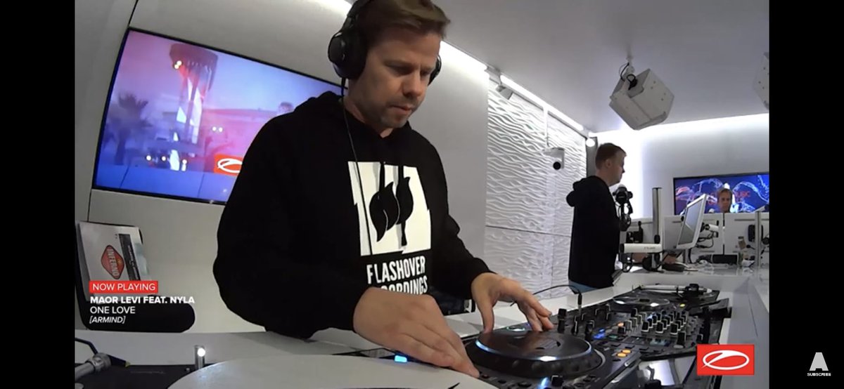 bettoaqp's tweet image. Hoy Vinyl set #ASOT986 fue genial y ahora Brejcha en Paris Wow!! Gracias @_misstechno