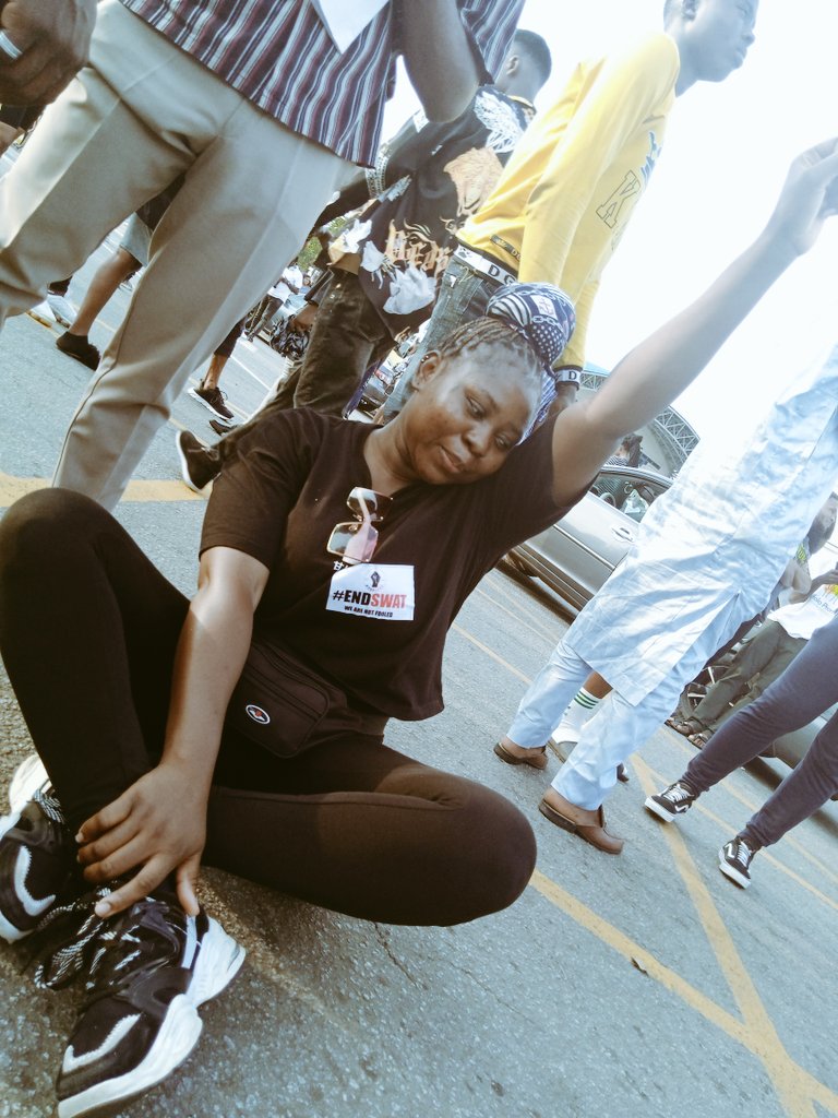 Serious Abuja girls are strong nobody can tell me nothing!  #EndSARS    #EndSWAT  #AbujaProtest  #AbujaTwitterCommunityGuys follow this  #Thread and do the needful don't forget to ff each other  @bluebunnyyy  @the_royalbee  @lynpitazken  @eroninidaniel  @ChisaLinto  @hawtmoe  @Lacreme21