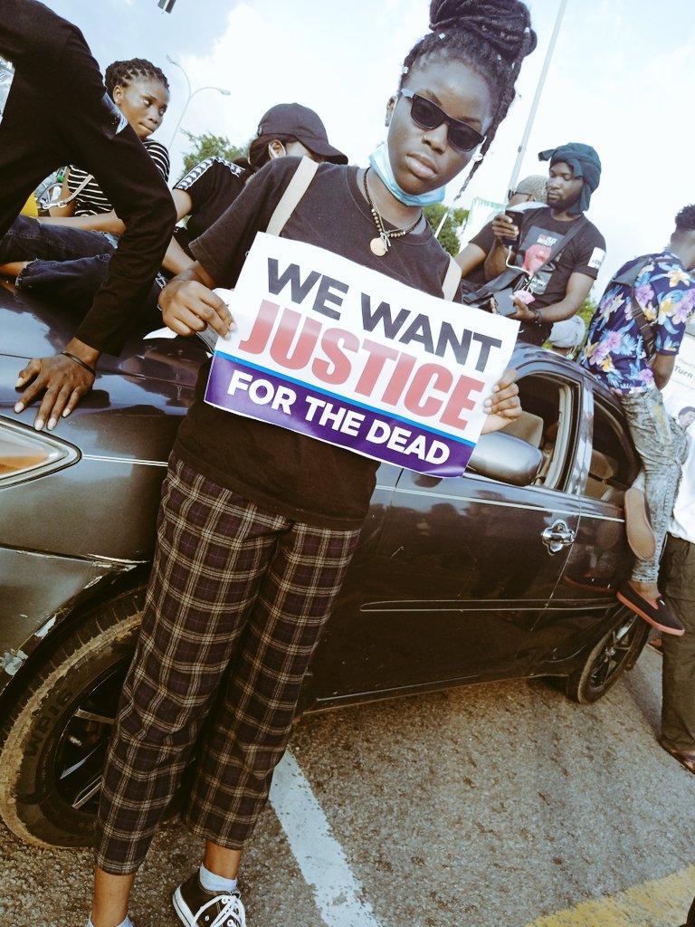 Serious Abuja girls are strong nobody can tell me nothing!  #EndSARS    #EndSWAT  #AbujaProtest  #AbujaTwitterCommunityGuys follow this  #Thread and do the needful don't forget to ff each other  @bluebunnyyy  @the_royalbee  @lynpitazken  @eroninidaniel  @ChisaLinto  @hawtmoe  @Lacreme21