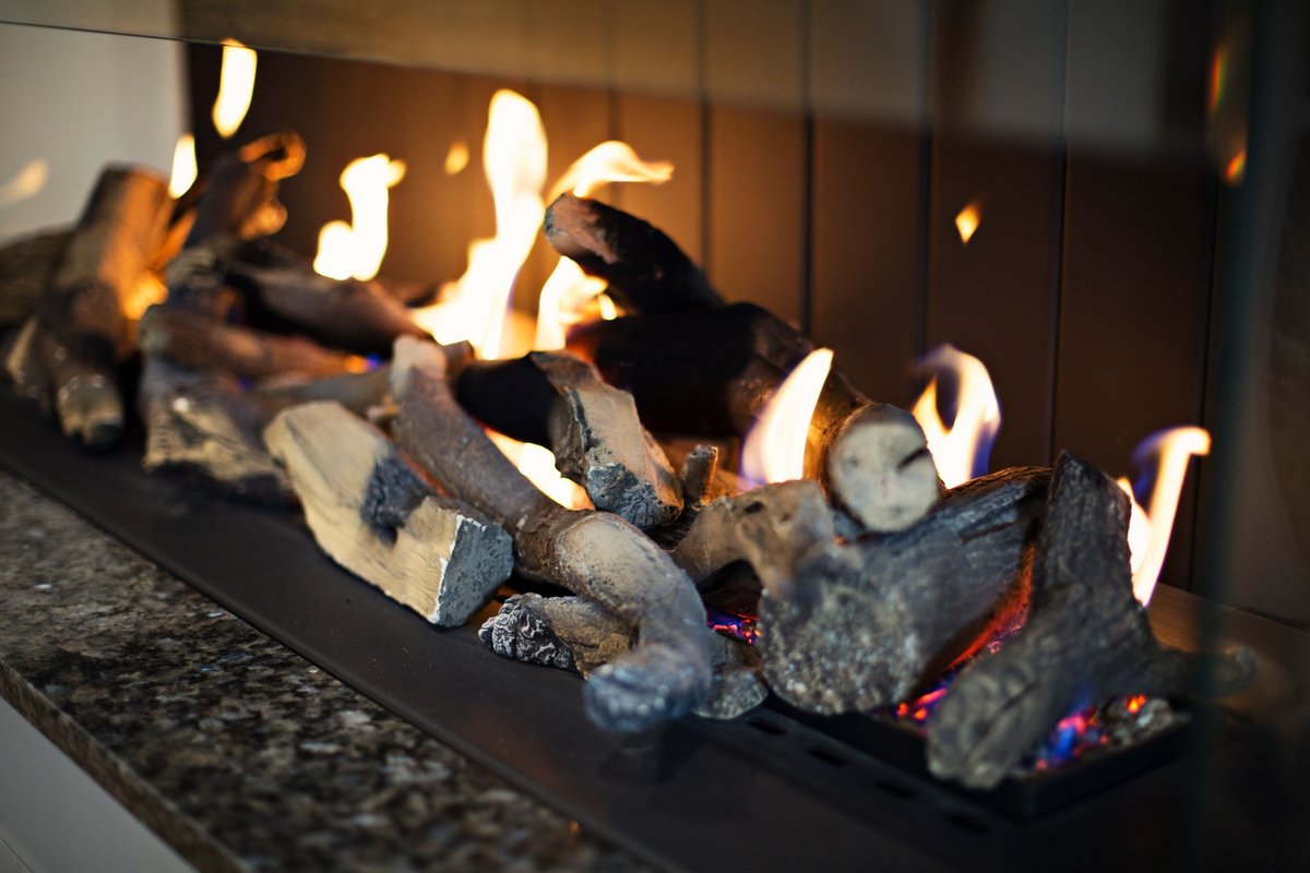 designerfires's tweet image. Our bespoke fuel beds feature beautifully crafted, hand painted ceramic logs for a realistic and luxurious fire!
#bespokefireplace #centralfireplace #featurefireplace #fireplace #interiordesign #architecture #home #interiors #lifestyle #architect #interiordecor #fire #bespoke