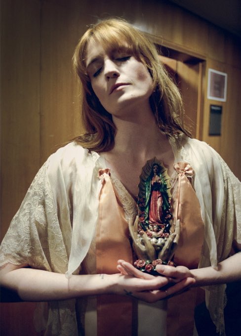florence_brazil's tweet photo. 🌟Outtakes🌟
.
Fotos inéditas da @florencemachine tiradas pelo Tom Beard durante às era HB e High As Hope 🌟🌠
.
.
---->TAGS<----
#florenceandthemachine
#florencewelch
#highasfuck
#howbighowbluehowbeautiful https://t.co/PCAyGHfACm