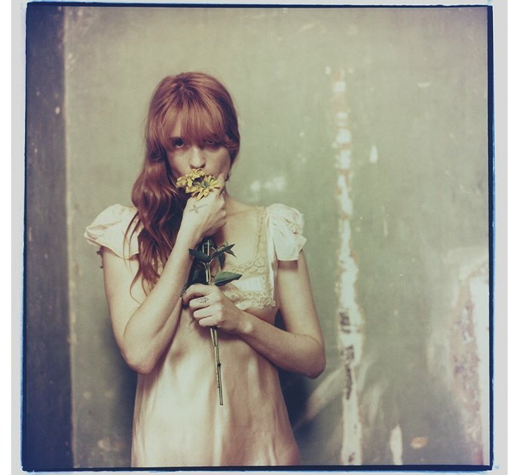 florence_brazil's tweet photo. 🌟Outtakes🌟
.
Fotos inéditas da @florencemachine tiradas pelo Tom Beard durante às era HB e High As Hope 🌟🌠
.
.
---->TAGS<----
#florenceandthemachine
#florencewelch
#highasfuck
#howbighowbluehowbeautiful https://t.co/h4GcGzHr8U