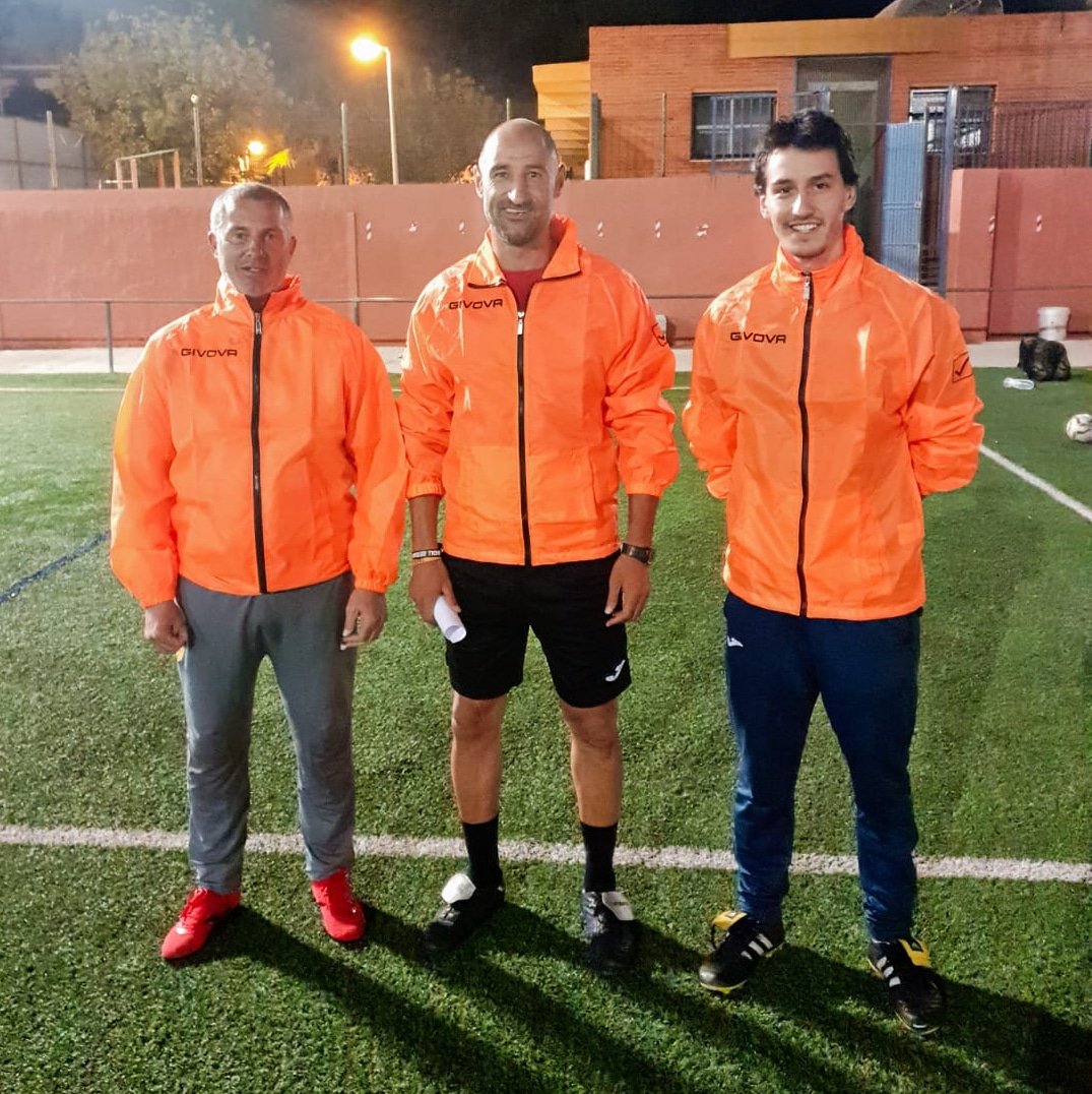 ⚪⚫💪 El nostre cos tècnic està preparat per al debut! I tu?

👨‍💻 Marcos Estruch, Toni Salom i Ximo Rivera formen un equip tècnic de garanties. Sabem que trauran el màxim rendiment a l'equip perquè són grans professionals amb experiència i viuen el futbol amb passió des d menuts.