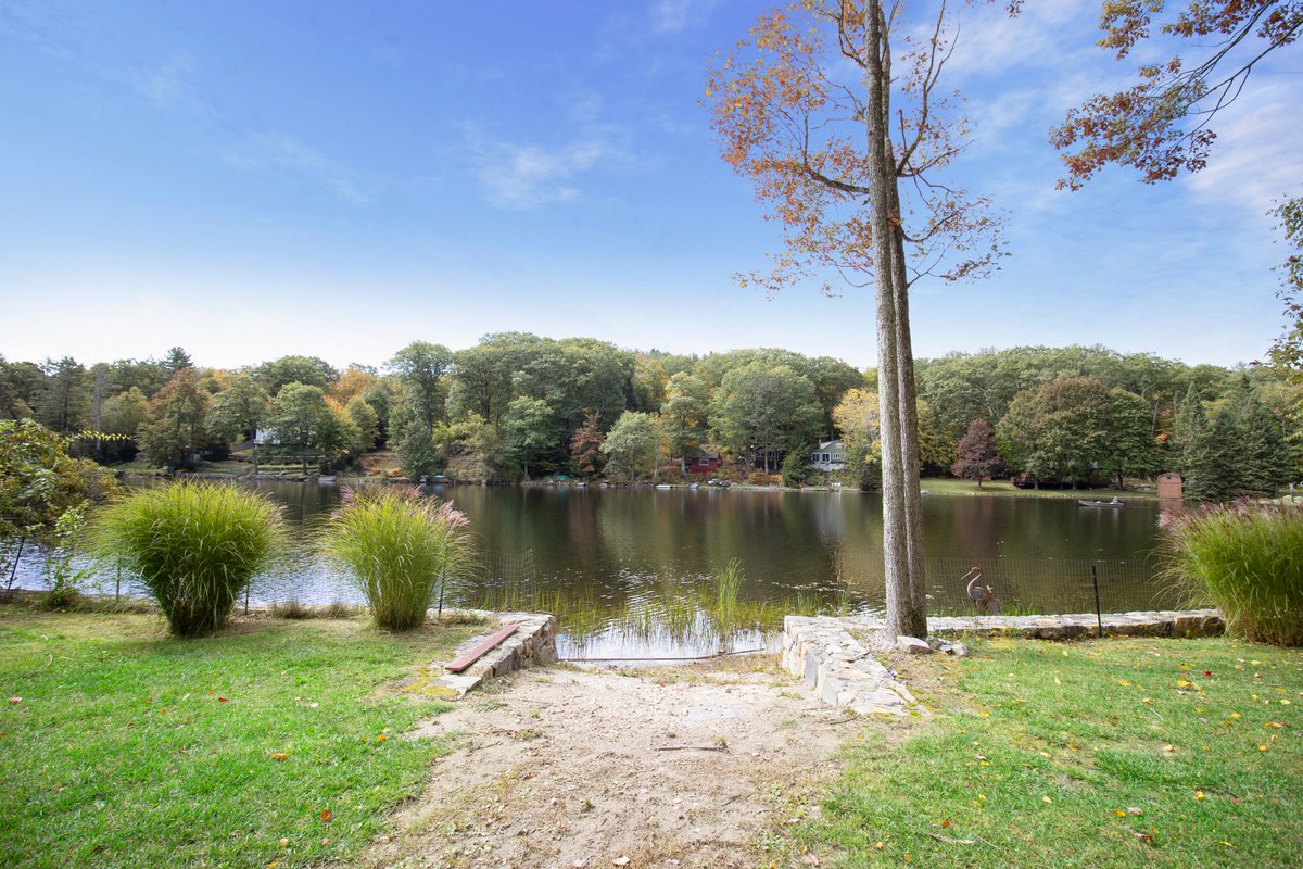 360propertiesio's tweet photo. Quite a view for just a backyard. 
#realestate #realestatephotography #photography #house #home #design #cthomes #lake #views #viewsfordays https://t.co/mIiqDDHaw3