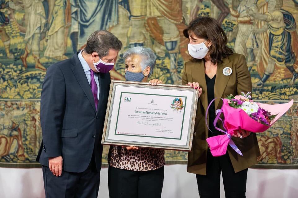 JCCMCuenca's tweet image. Las mujeres de #Sotos en la figura de Conversión Martínez han recibido el reconocimiento del @gobjccm en el #DíadelaMujerRural. El presidente @garciapage les ha agradecido su ayuda en los momentos más duros de la crisis sanitaria