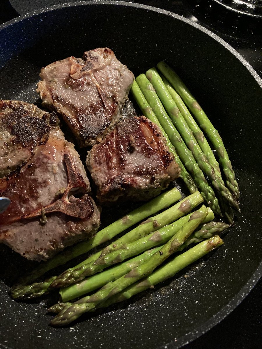 LeslieBall29's tweet image. Rough day calls for a fave meal! #lampchops #HUGEsalad