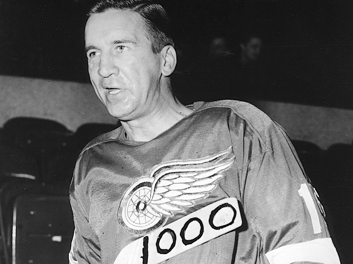 On this day in 1964: #NHLAlumni Ted Lindsay came out of retirement for his final <a href="/NHL/">NHL</a> season and played in his 1000th regular-season game with the <a href="/DetroitRedWings/">Detroit Red Wings</a>.  

#OTD | #TBT