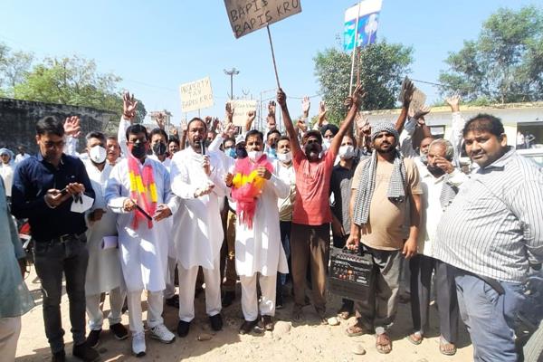 punjabkesari's tweet image. किसान बिल और प्रापर्टी टैक्स वापस लेने की मांग,  नेशनल पैंथर्स पार्टी का जोरदार विरोध प्रदर्शन
m.punjabkesari.in/national/news/…

#panthersparty #Protest #Ramgarh #Taxbill #Farmersbill