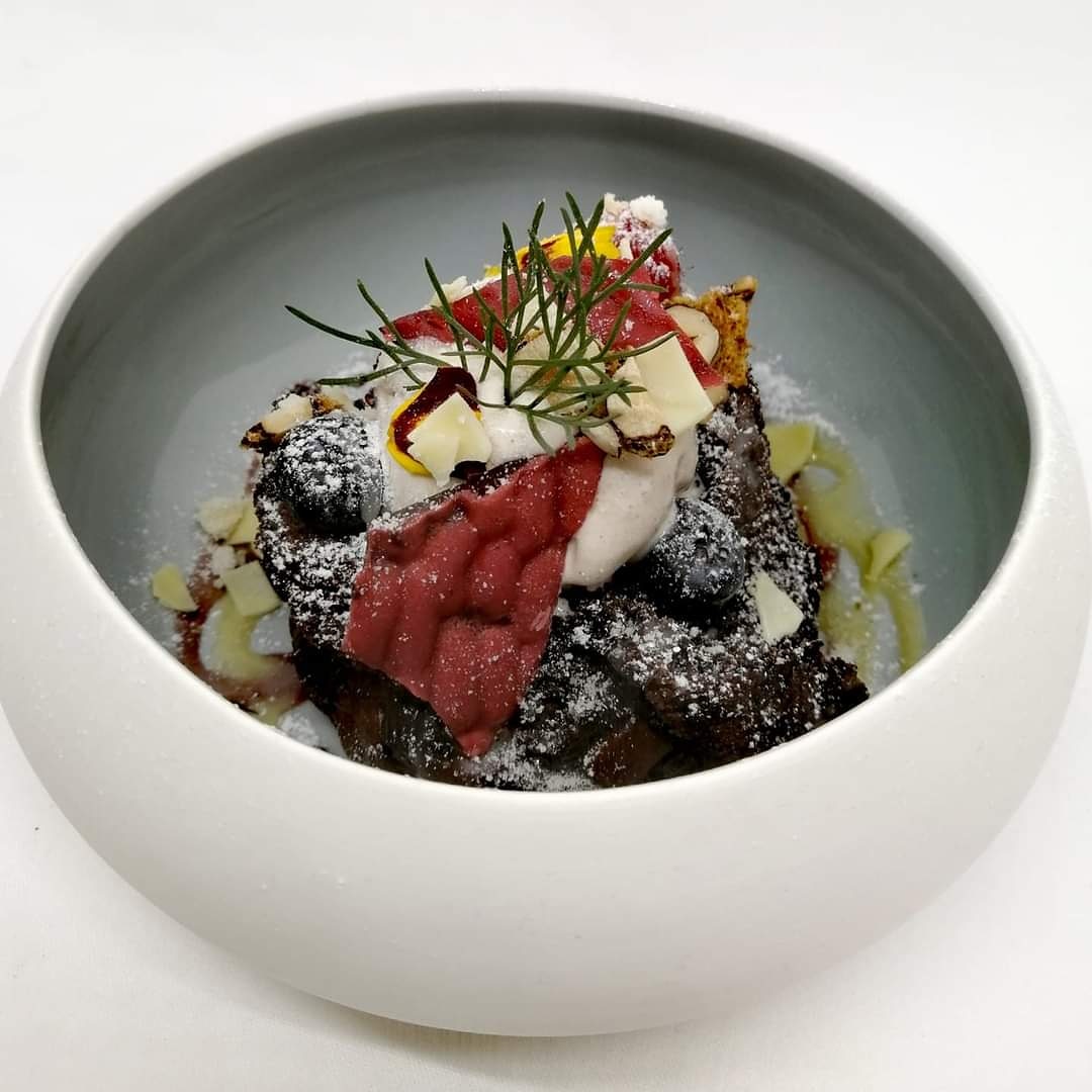 Gregor Grex Klöter 

Schokoladenauflauf | Amarena |
Nusszimteis

#finedining #gastronomie #dessert #foodporn #traditionundevolution #unserelobbyistdasprodukt #yummie #eurotoquesoesterreich #dessertporn #tirol #Mieming