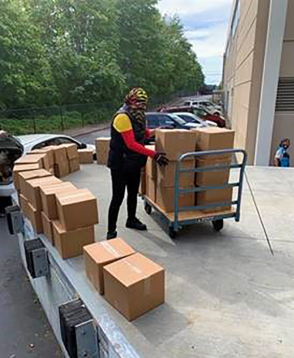 USDA_FNA's tweet photo. In Seattle, Wash., @SeaPubSchools continues to partner with @amazon for door delivery of meals to (up to) 5,000 students, who will each receive a week’s worth of food in a box containing breakfast, lunch & fresh produce #PartnersDoingRight #NSLW20 https://t.co/GzhnlcOKsG