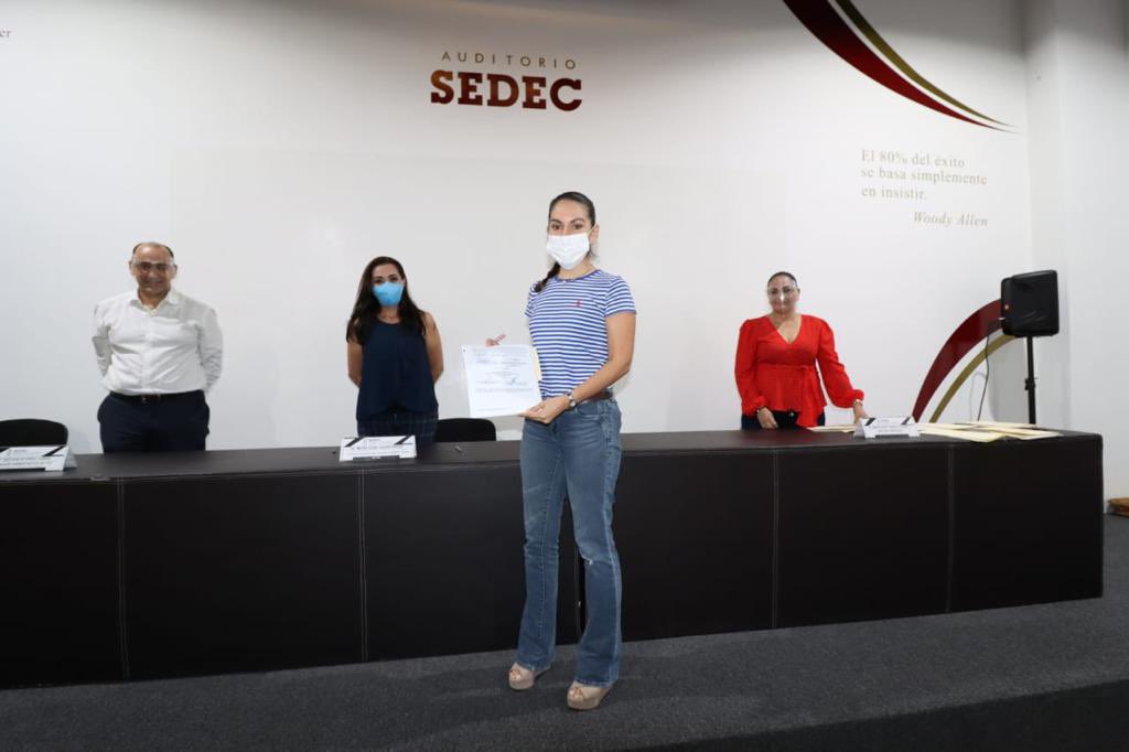 SEDEC_Tab's tweet photo. Esta tarde, la Secretaria @MayraJacobo6 realizó la segunda entrega de créditos del Programa Emergente de Reactivación Económica 2020 #FOCIR a los empresarios beneficiados. 

Se respetaron las restricciones de aforo establecidas por @SSalud_Tab. https://t.co/fgaQFRT58v
