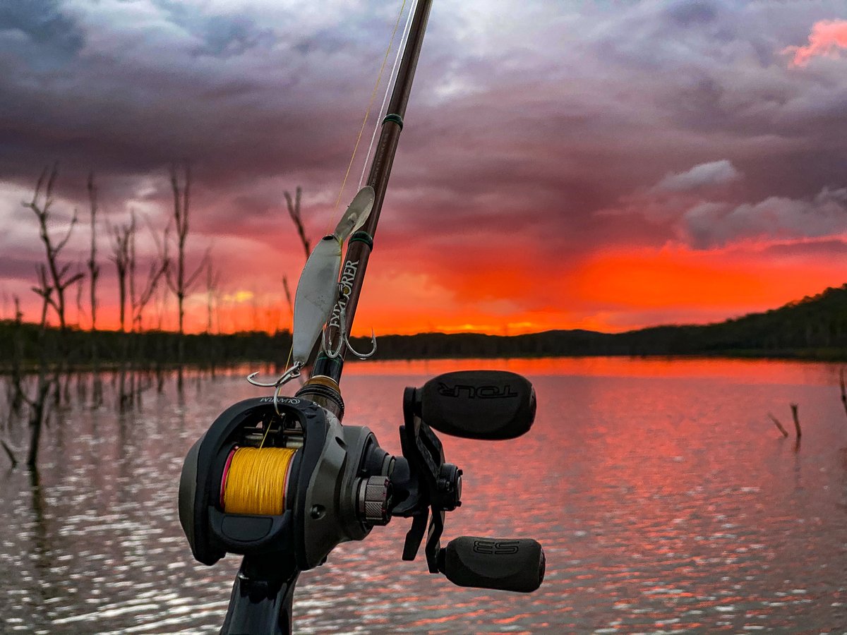 deandotfish's tweet photo. Was it dark lures for dark days or light lures for dark days?? Sunset pic can only mean one thing.. Wrong choice...
.
.
#colourchoice #barramundi #barramundifishing #deansilvester #fishingmyway #motackle #ejtodd #manicmates #simmsfishing #teamquantum #lowrancefishing #fishing https://t.co/1LBXzDPyr0