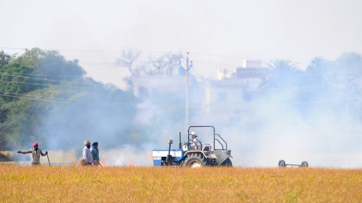 Punjab govt is providing subsidised crop residue machines to check  #stubbleburning. This machine costs between Rs 1.5-Rs 2 lakh, which is out of reach for a small and marginal farmer, even at subsidised rates. These machines need at least 60-70 HP tractors that cost Rs 10 lakh.