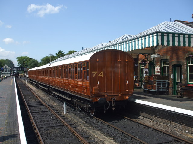 3/ Gresley's articulated non-corridor stock for the Great Northern Railway, shown in the first image in 1914. These sets would later be rebuilt into four-coach "quadart" sets. Having a high capacity, they would continue in traffic until the 1960s. However, non-corridor stock