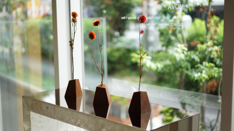 axismag's tweet photo. 京都を拠点に活動するSEIKI DESIGN STUDIOは、DESIGNART TOKYO 2020にてドライフラワーの花器「KOVA」を用いたインスタレーションを実施します。

期間中は生花が徐々に枯れ、ドライフラワーへと変化していく様子をアートインスタレーションとして構成されます。

https://t.co/cDpRusNEO2 https://t.co/N4O36UszJw