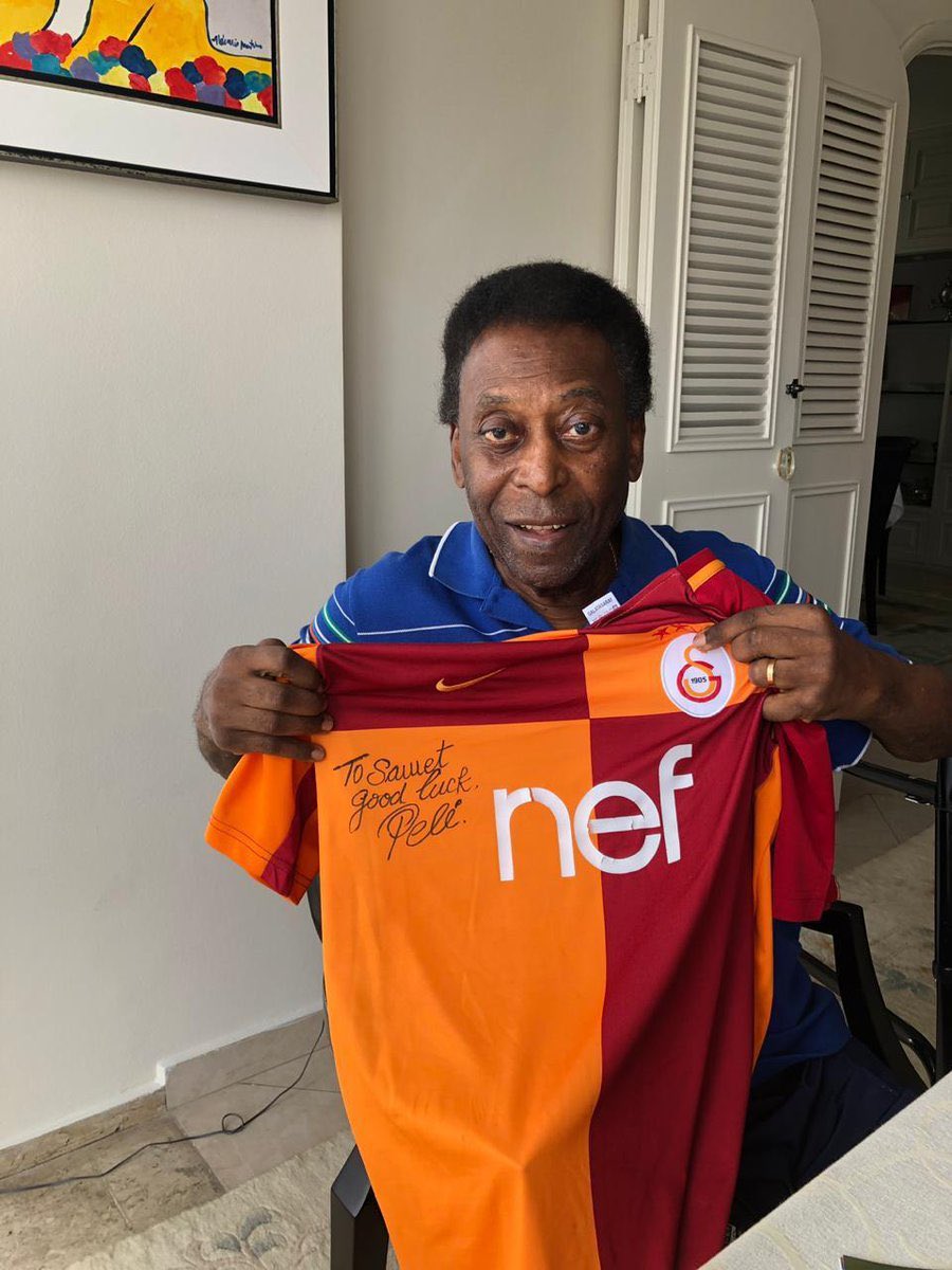 Galatasaray_FR_'s tweet photo. Joyeux anniversaire au roi Pelé, 80 ans aujourd'hui. 👑 https://t.co/kLJwUswavg