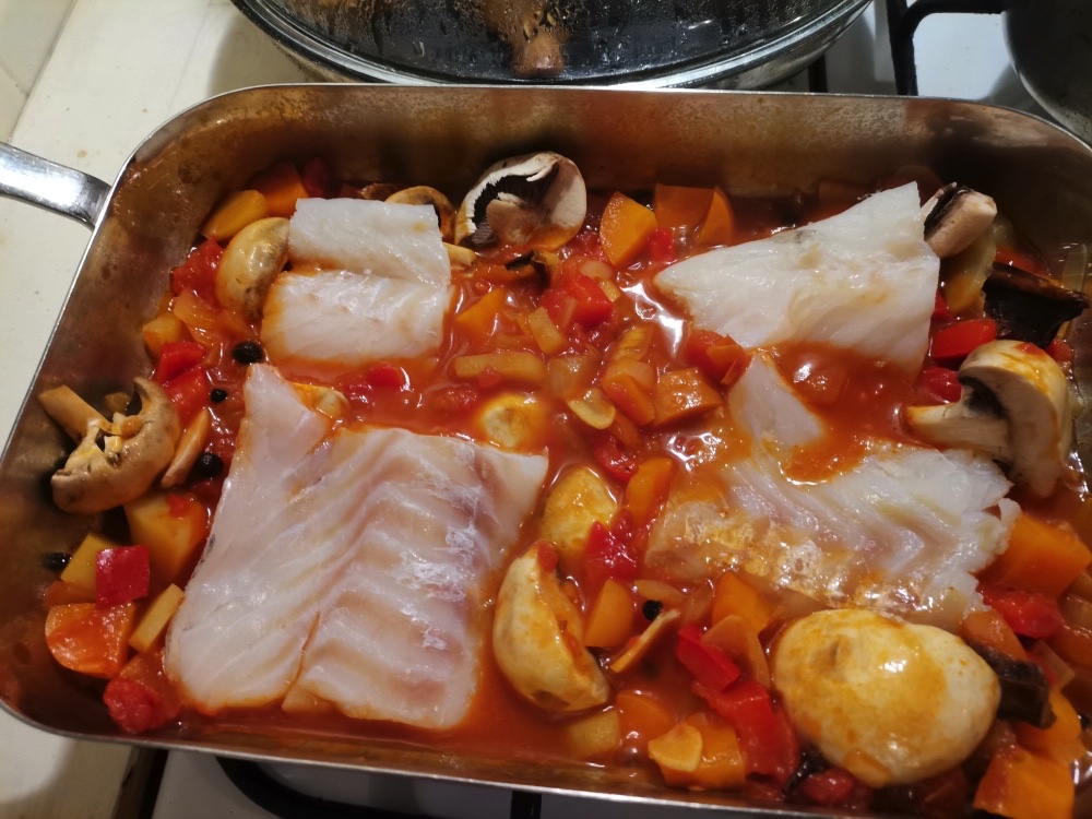 Rinse and dry the cod thoroughly. Cut the cod in the desired size and add the cod to the tomato vegetable mixture.
