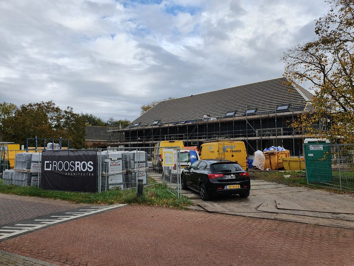 In Wemeldinge wordt hard gewerkt aan deze woonschuur in een mooie groene omgeving. De woonschuur is qua uitstraling identiek aan de schuur die hier vroeger stond, maar nu met een moderne invulling aan de binnenzijde.